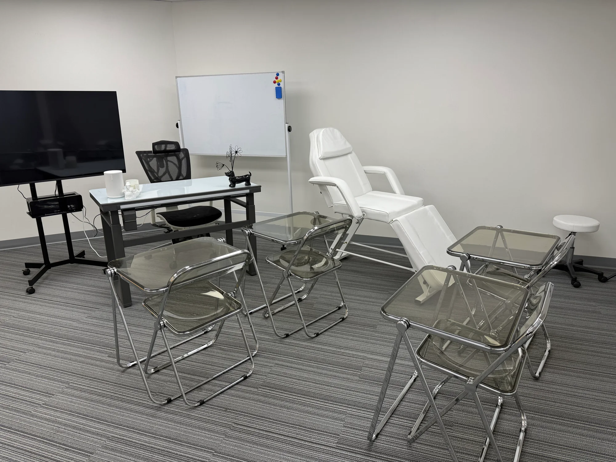 Private and two-person teaching setup at Novella Academy