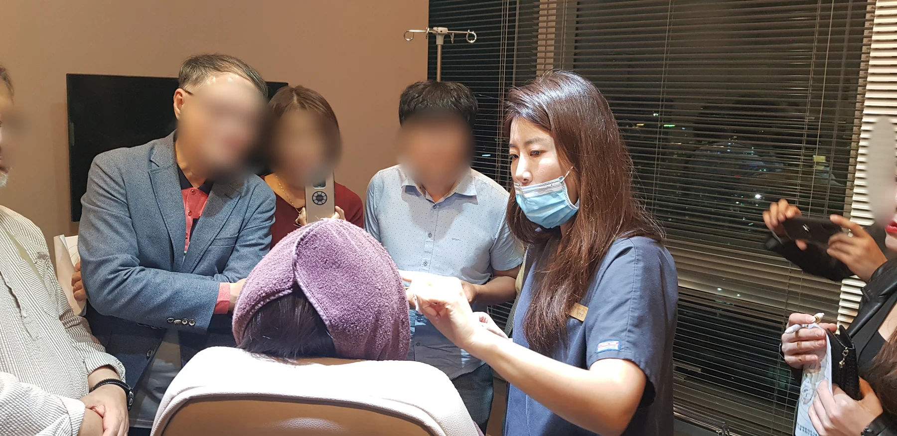 Dr. Jung Im No leading a botulinum toxin lecture and demonstration in Anyang in 2019